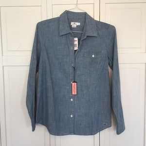 Women’s Vineyard Vines size 6, Denim Shirt .